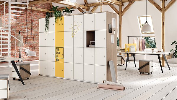Systemmöbel Regalwand mit farbigen Fächern, verschiedene Arbeitstische und Rollcontainer in modernem Büro.