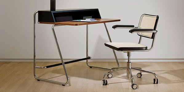 Thonet Designmöbel: Stahlrohr Sekretär mit Holzplatte und Drehstuhl von Marcel Breuer für stilsicheres Arbeiten.