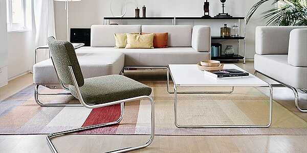 Büroeinrichtung mit Thonet Designmöbeln: stilvolles Sofa, Sessel und Tisch von Mart Stam für ansprechende Arbeitsräume.