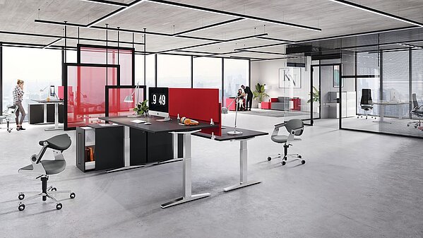 Raumkonzept offenes Büro mit höhenverstellbaren Schreibtischen, Design Drehstühlen und roten Trennwänden.