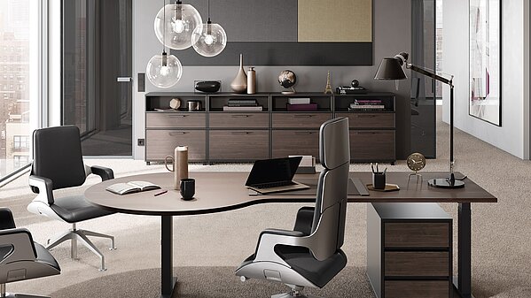 Büro mit ergonomischen Drehstühlen und einem ansprechenden Schreibtisch für effektives Teamwork.