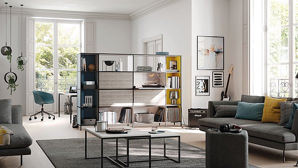 Regalsystem als Raumteiler im Home Office als optische Trennung zwischen Arbeits- und Wohnbereich.
