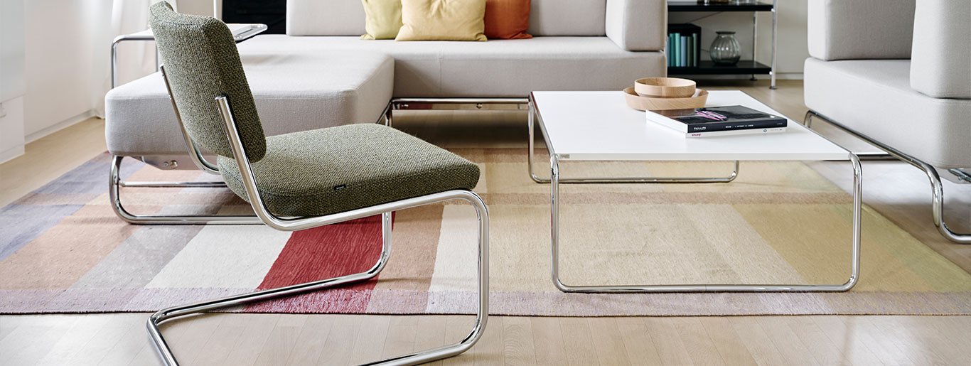 Bauhuas Mart Stam Designmöbel: stilvoller Tisch, Sessel und Couch in schaffen ein hellen, minimalistischen Wohnbereich.